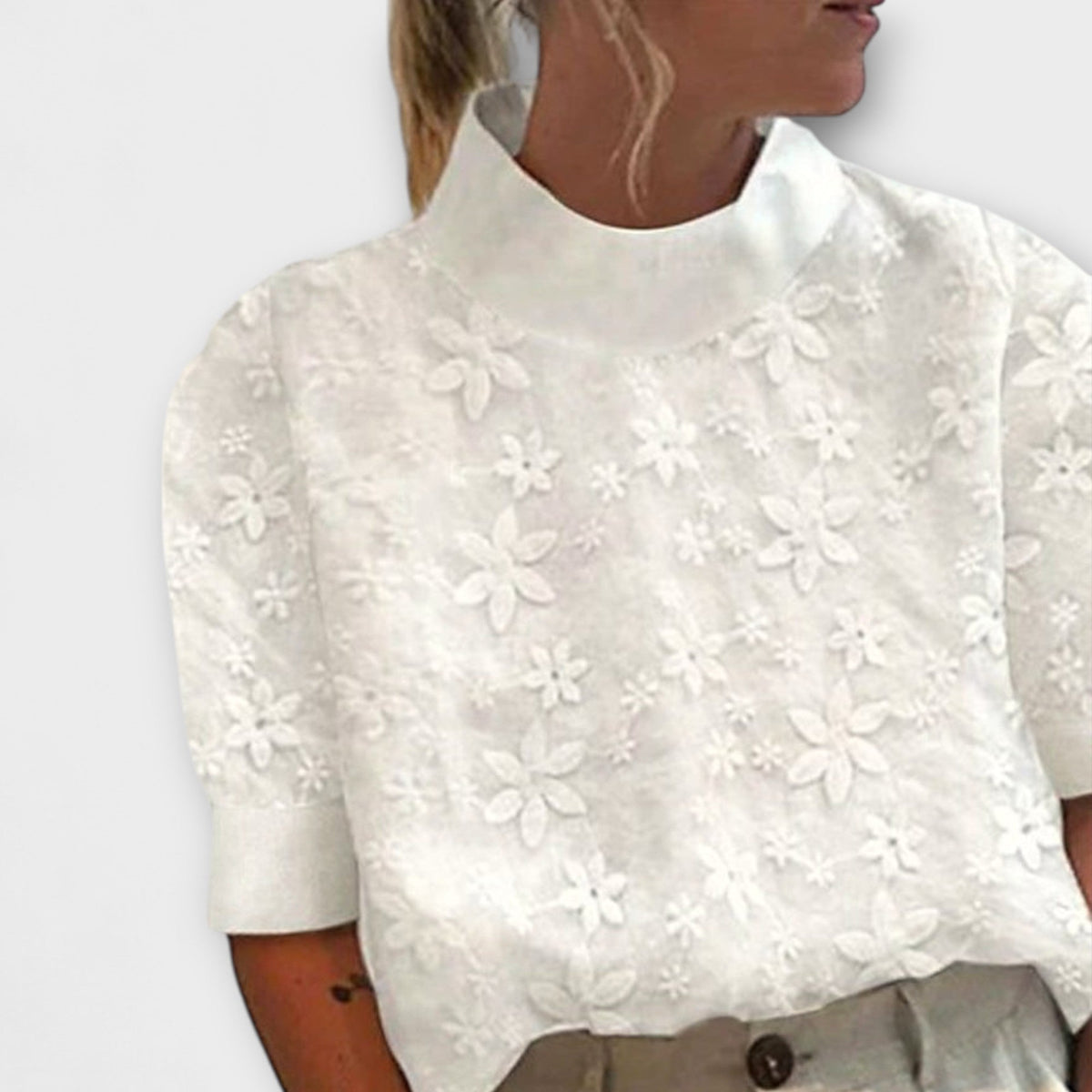 Blusa con cuello bordado simple